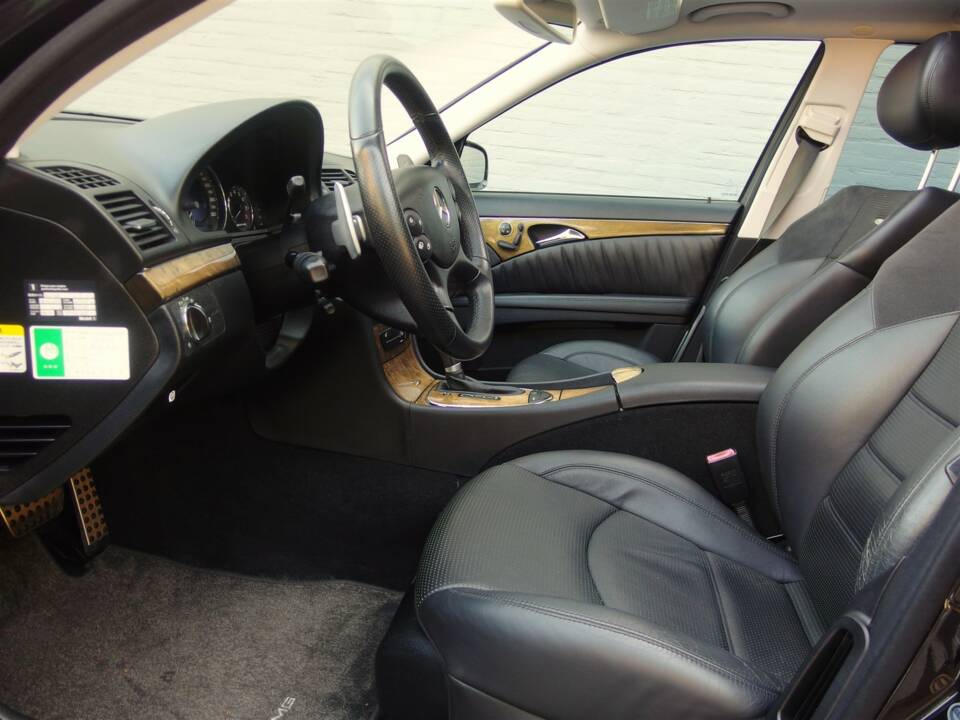 Image 36/98 of Mercedes-Benz E 63 AMG T (2008)