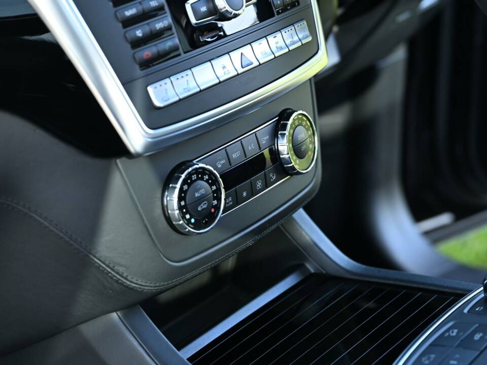 Image 38/49 of Mercedes-Benz ML 63 AMG (2013)
