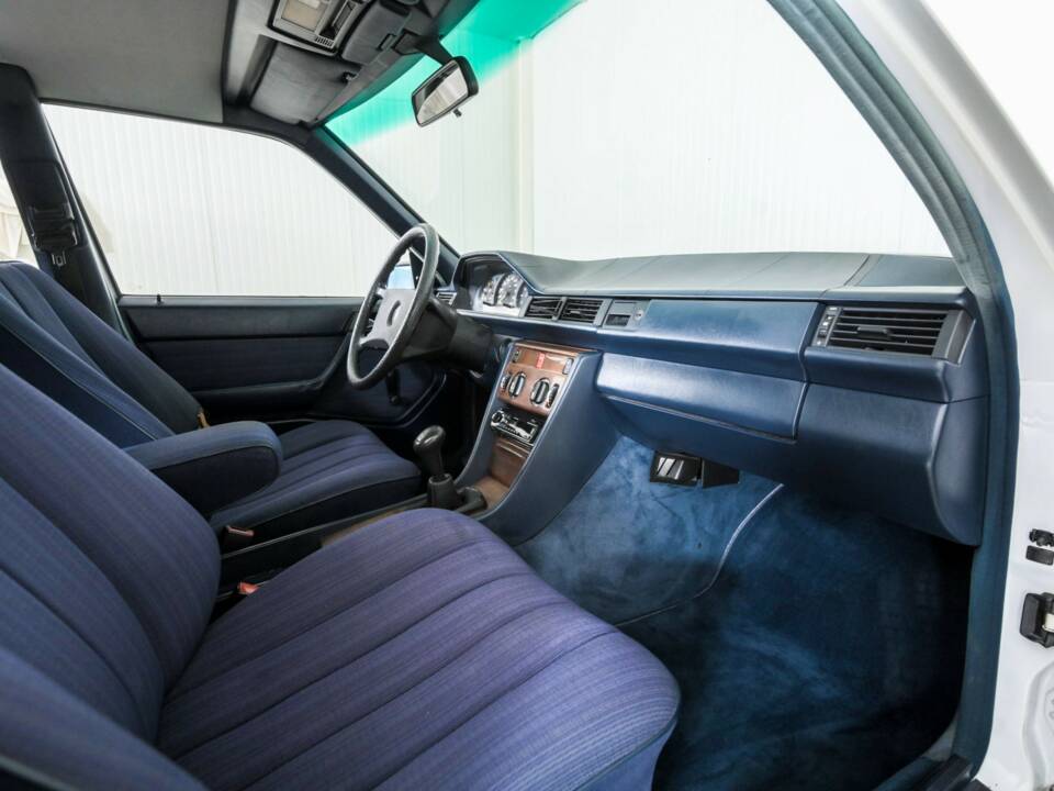 Image 10/50 of Mercedes-Benz 200 (1986)