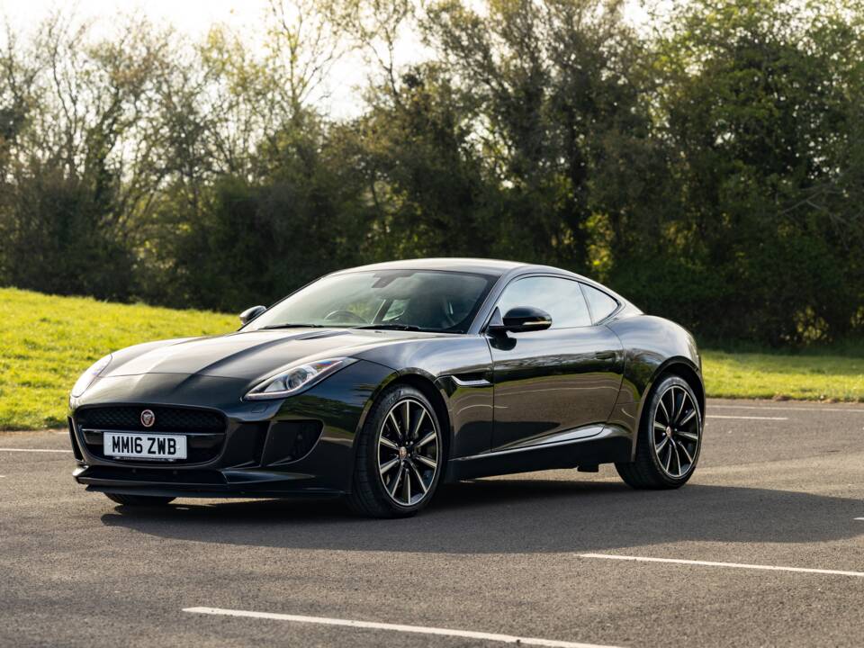 Image 36/45 of Jaguar F-Type (2016)