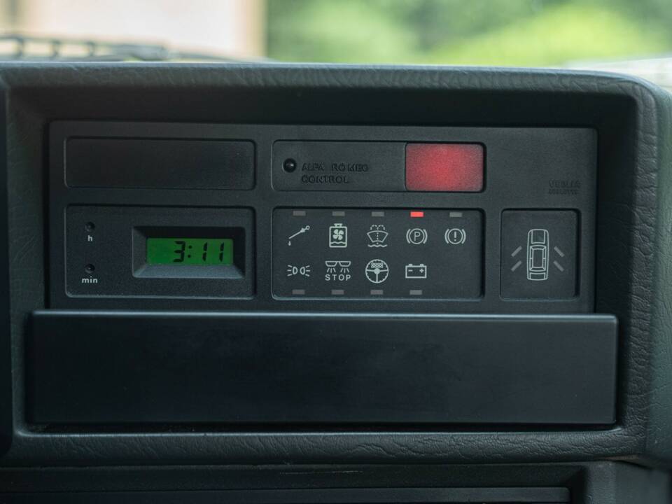 Obraz 50/50 pojazdu Alfa Romeo 75 2.0 Twin Spark (1989)