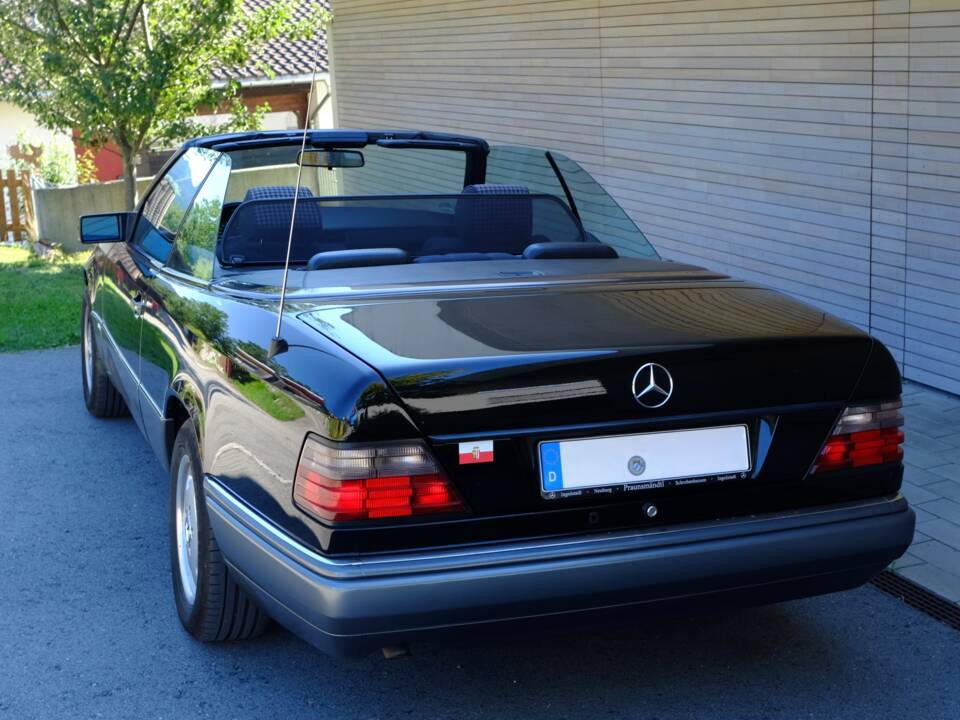 Imagen 33/171 de Mercedes-Benz E 220 (1994)