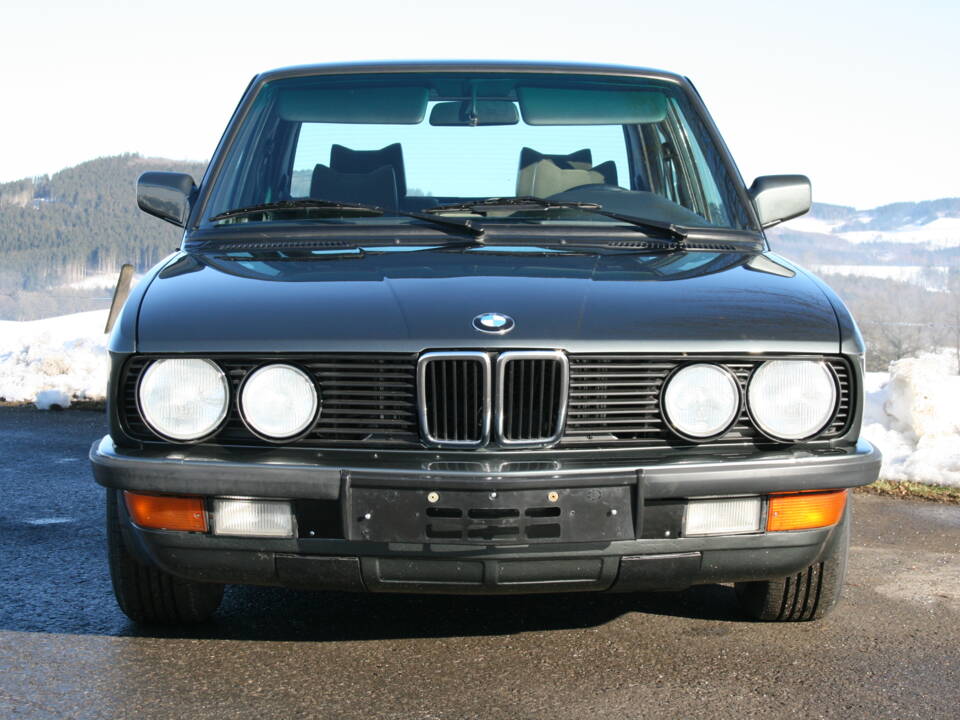 Image 19/65 of BMW 520i (1987)