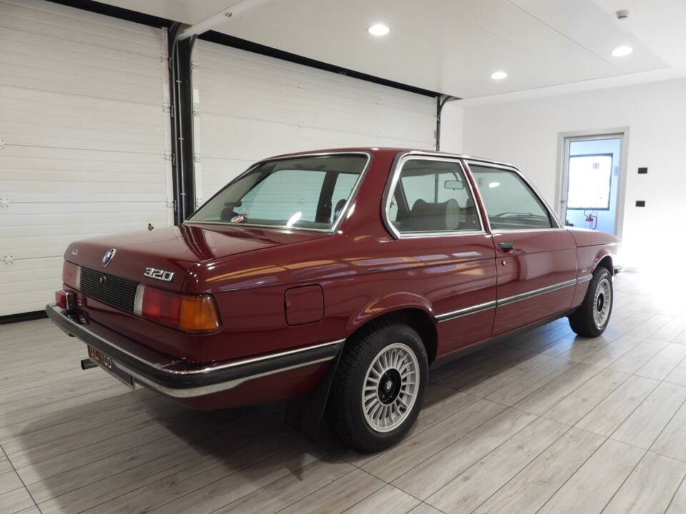 Immagine 6/17 di BMW 320 (1977)