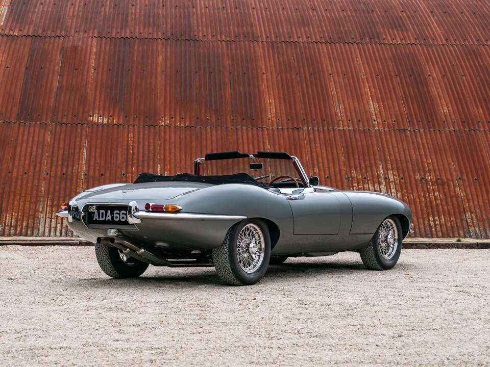Image 11/34 de Jaguar E-Type (1968)