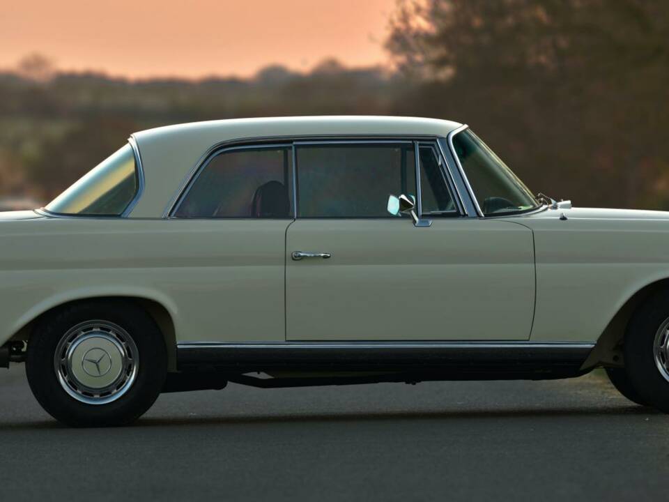 Image 9/50 of Mercedes-Benz 280 SE 3,5 (1971)