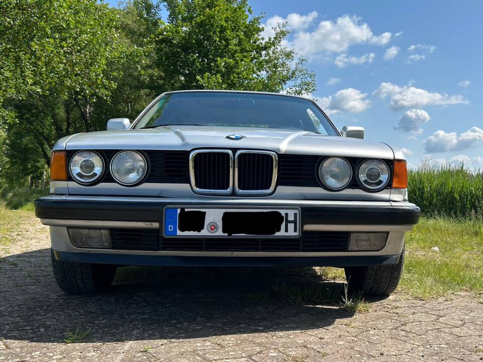 Image 27/33 de BMW 735i (1990)