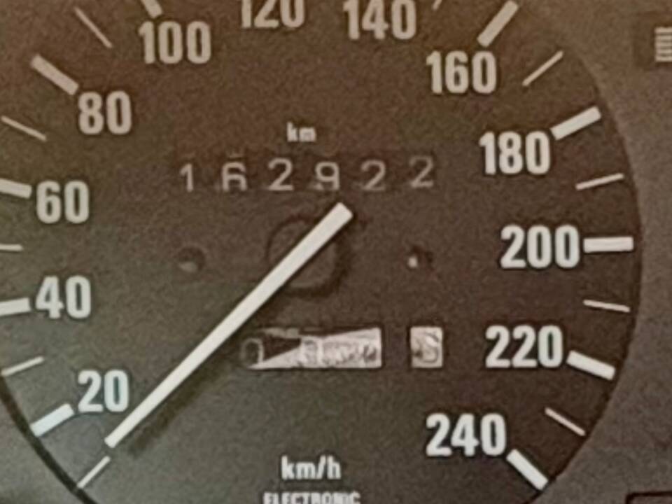 Immagine 59/75 di BMW 320i (1988)