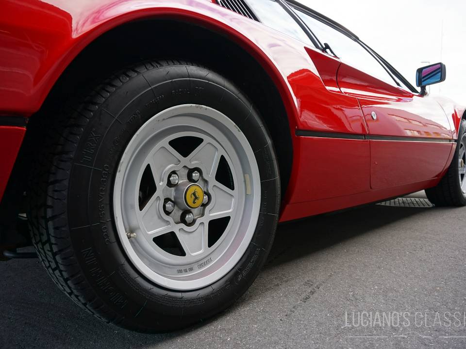 Image 24/44 de Ferrari 308 GTBi (1981)