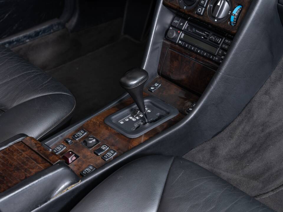Image 18/28 of Mercedes-Benz E 320 &quot;Final Edition&quot; (1997)