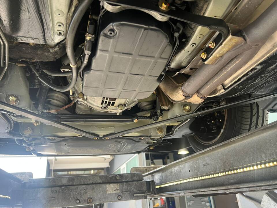 Image 21/22 of Mercedes-Benz E 220 (1993)