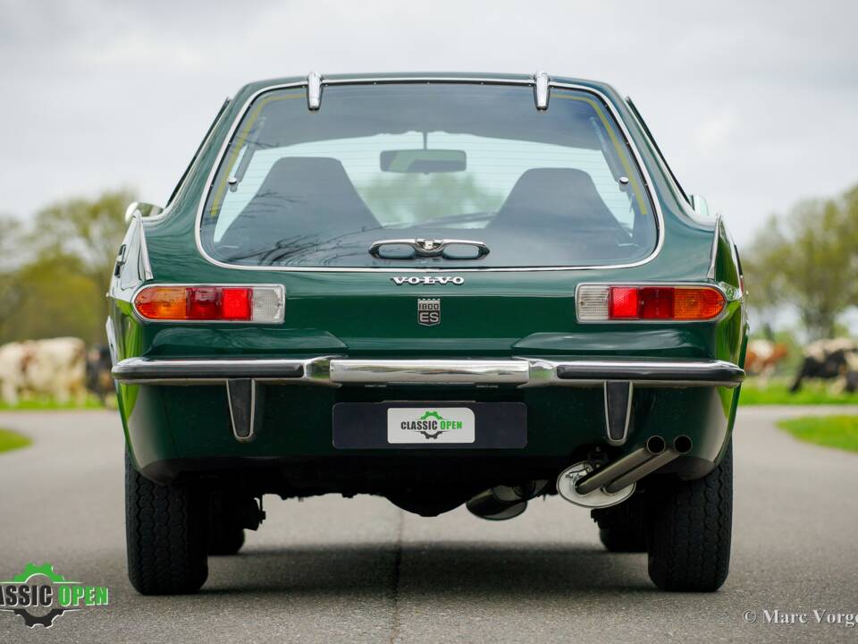 Image 31/34 of Volvo 1800 ES (1972)