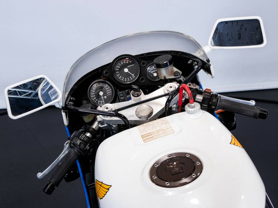 Bild 24/50 von Honda VFR 750R RC 30 (1988)