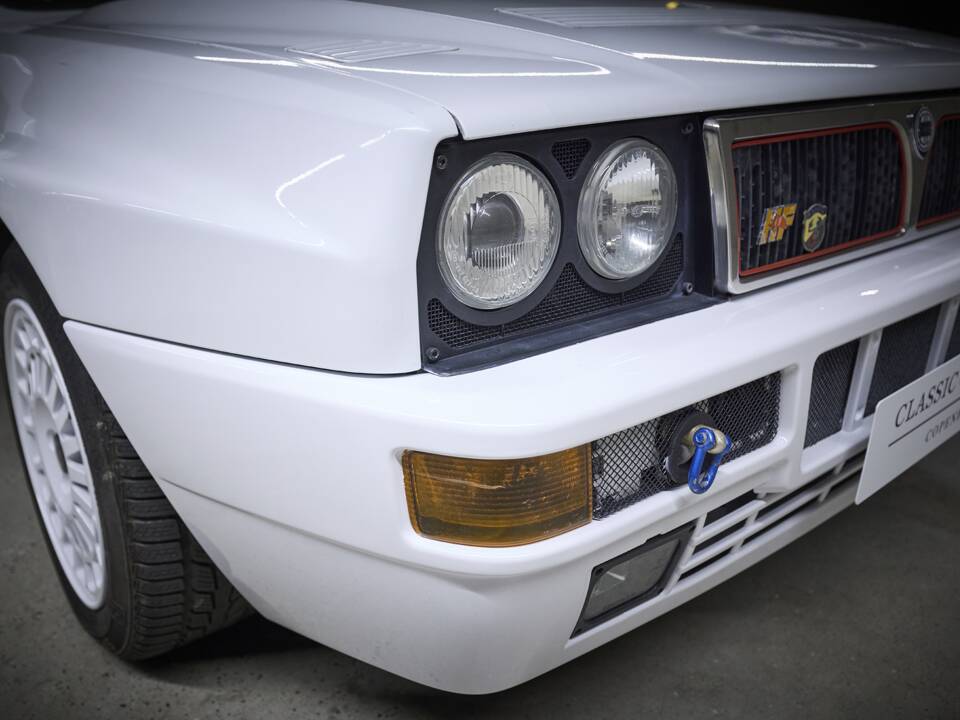 Image 52/93 of Lancia Delta HF Integrale Evoluzione I (1992)