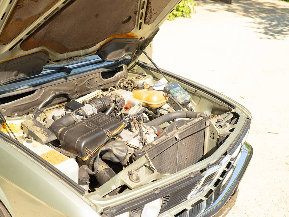 Image 60/63 of BMW 528i (1984)