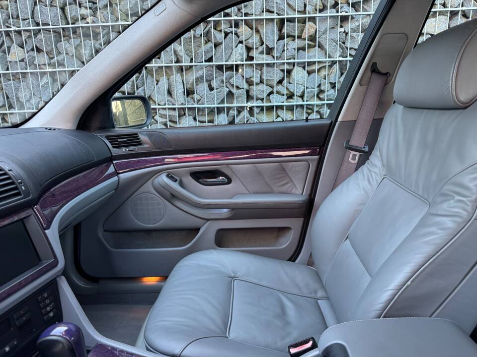 Image 43/100 of BMW 540i Touring (1998)