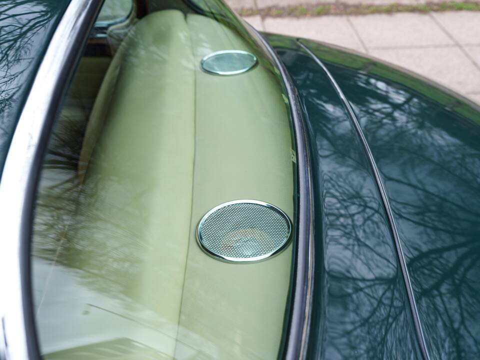 Image 14/31 of Jaguar 340 (1968)