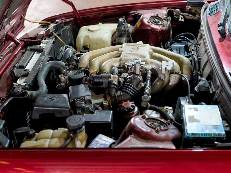 Image 43/45 of BMW 320i (1990)