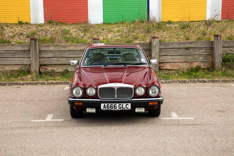 Image 24/50 of Daimler Double Six (1983)
