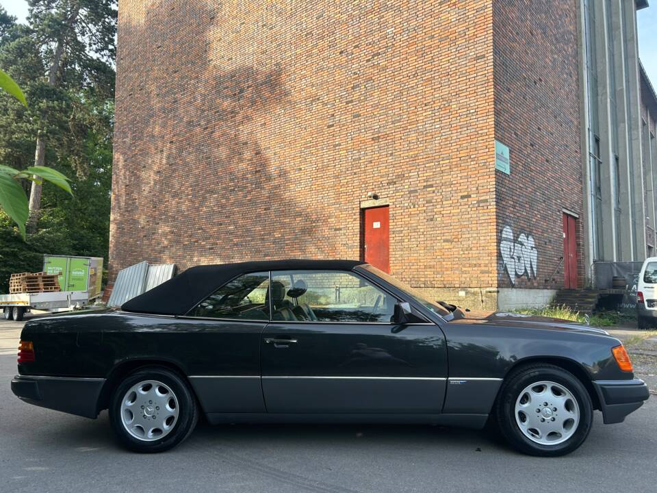 Image 24/47 of Mercedes-Benz 300 CE-24 (1992)