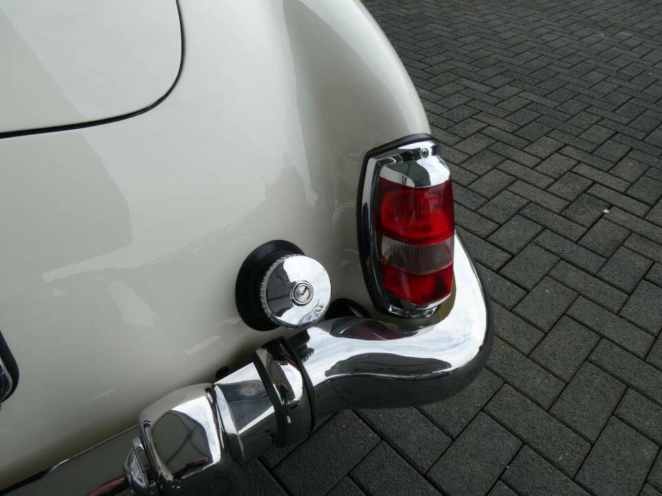 Image 19/27 of Mercedes-Benz 190 SL (1960)