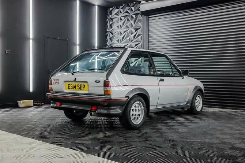 Image 14/50 de Ford Fiesta XR2 (1987)