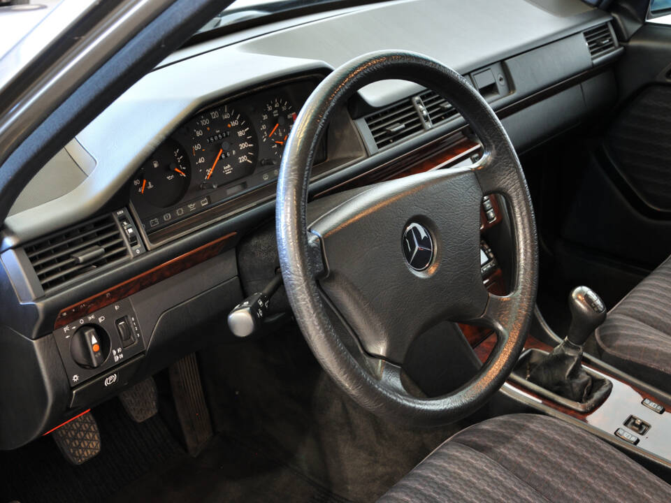 Image 11/25 of Mercedes-Benz 200 E (1992)