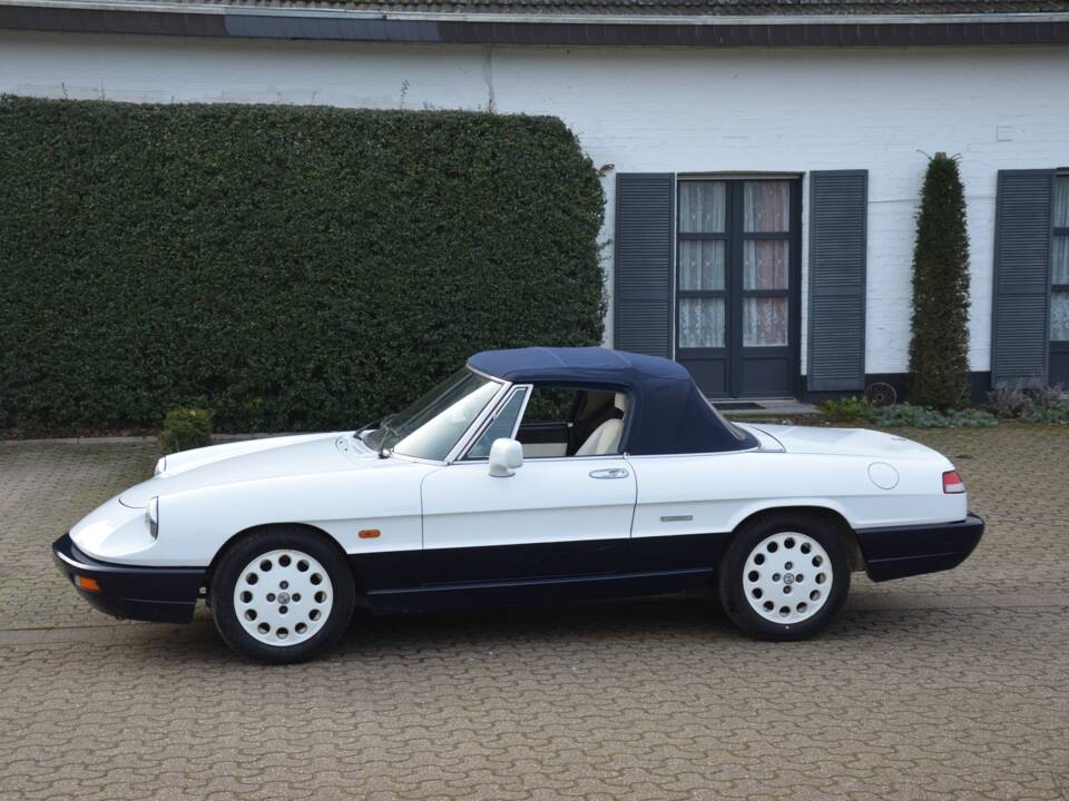 Immagine 6/18 di Alfa Romeo 2.0 Spider (1991)