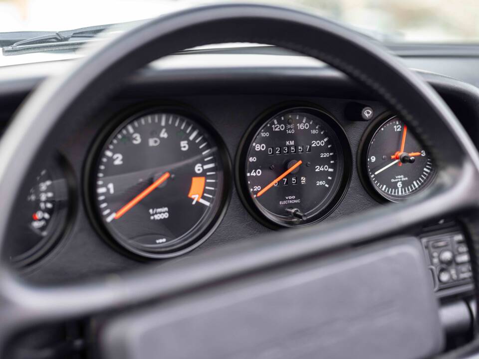 Image 66/132 of Porsche 911 Speedster 3.2 (1989)