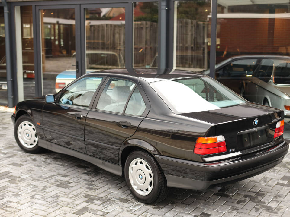 Afbeelding 2/99 van BMW 320i (1996)