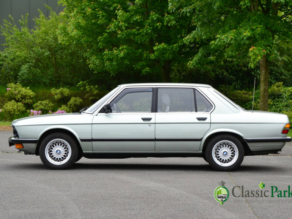 Immagine 2/50 di BMW 525i (1983)