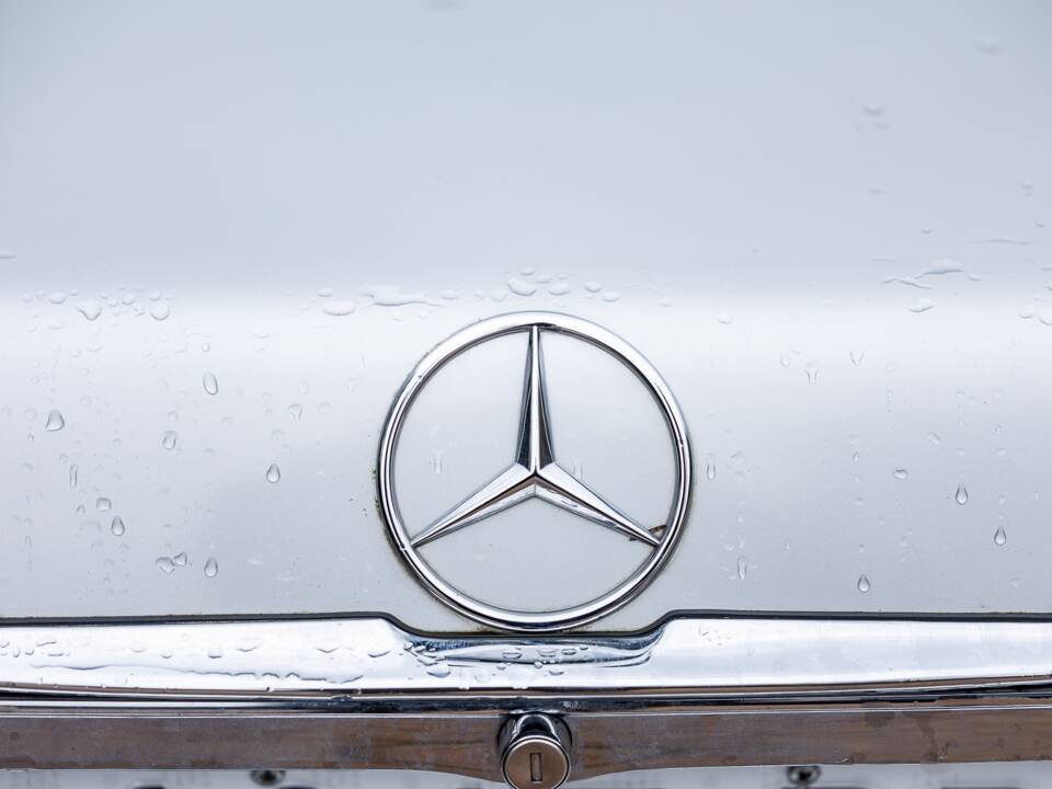 Image 12/31 of Mercedes-Benz 560 SL (1987)