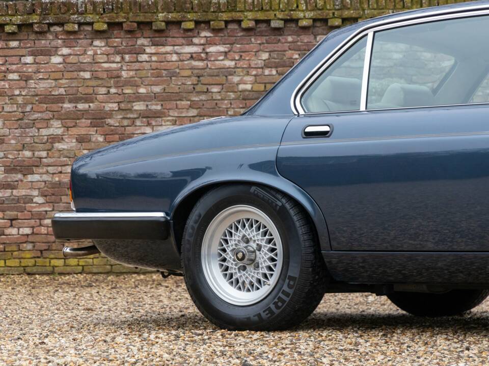 Image 31/50 of Jaguar XJ 12 (1987)