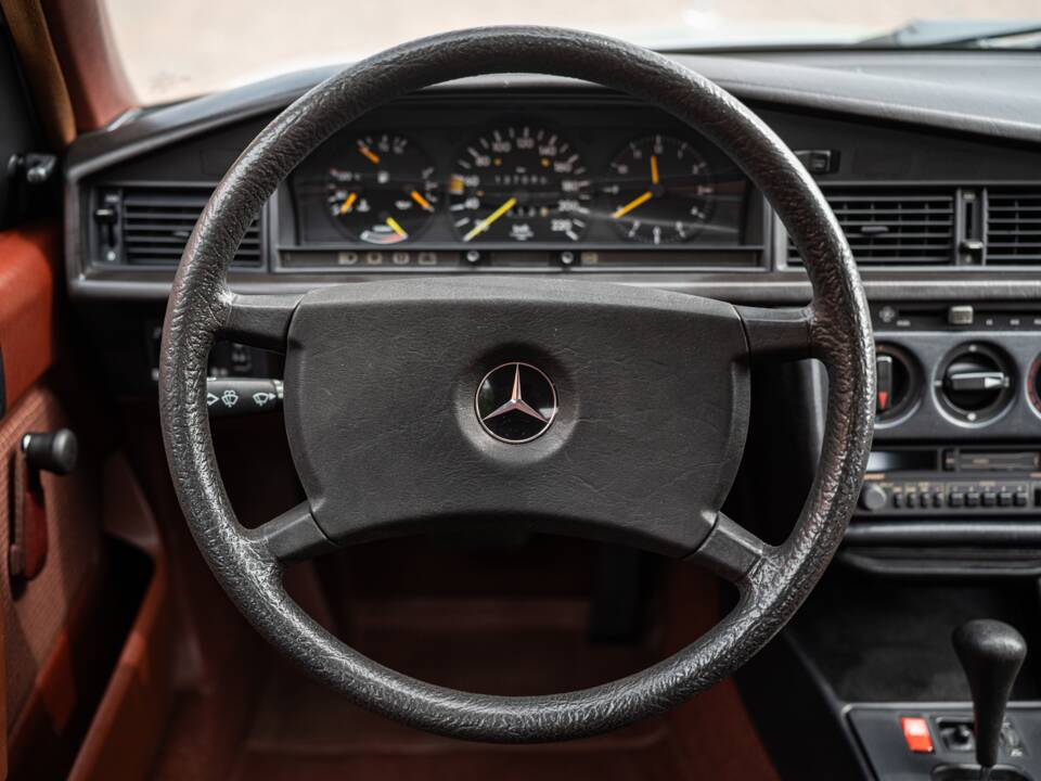 Bild 27/62 von Mercedes-Benz 190 E (1983)