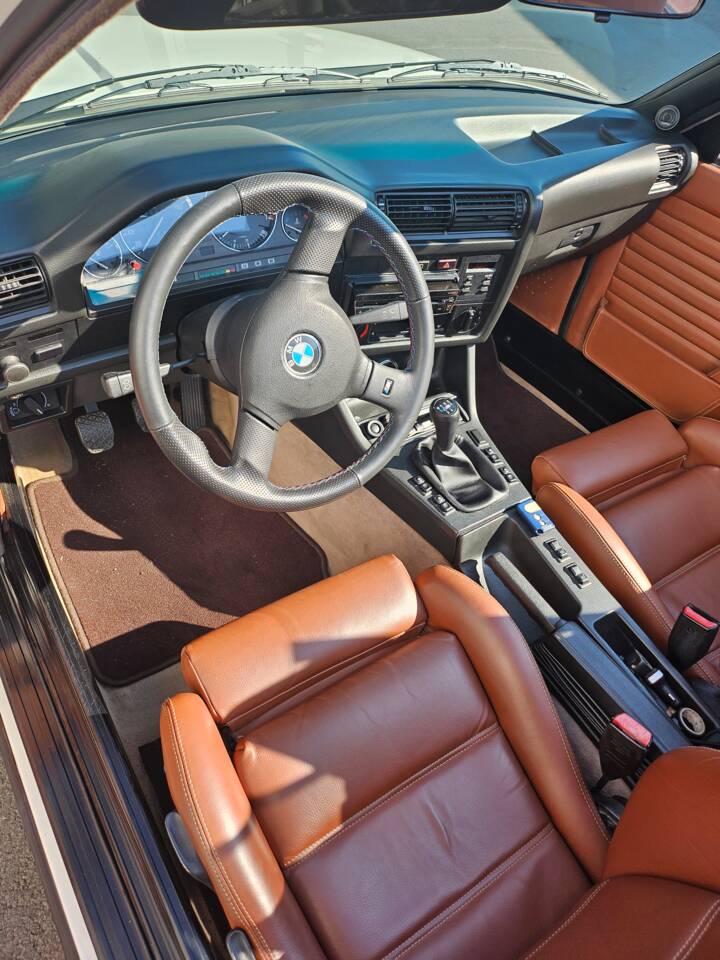 Immagine 33/67 di BMW 320i (1990)