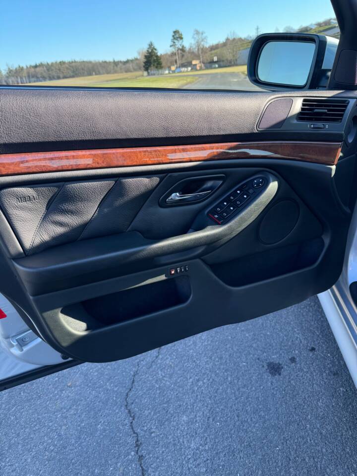 Bild 55/75 von BMW 540i (2001)