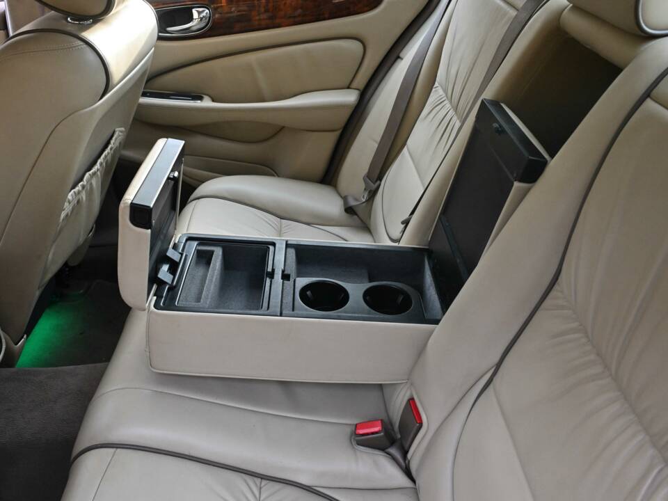 Image 43/50 of Jaguar XJ 8 4.2 (2006)
