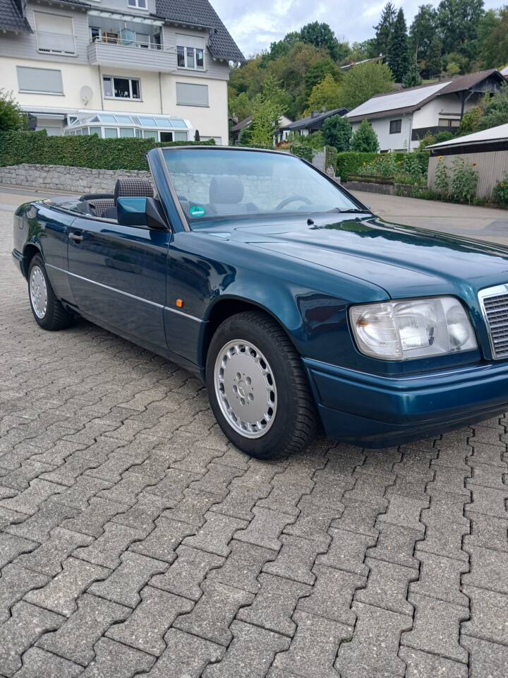 Image 15/29 of Mercedes-Benz E 200 (1995)