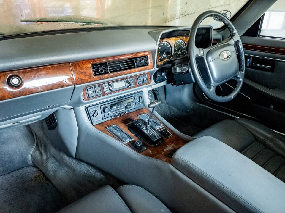 Image 3/34 of Jaguar XJS 5.3 V12 (1992)