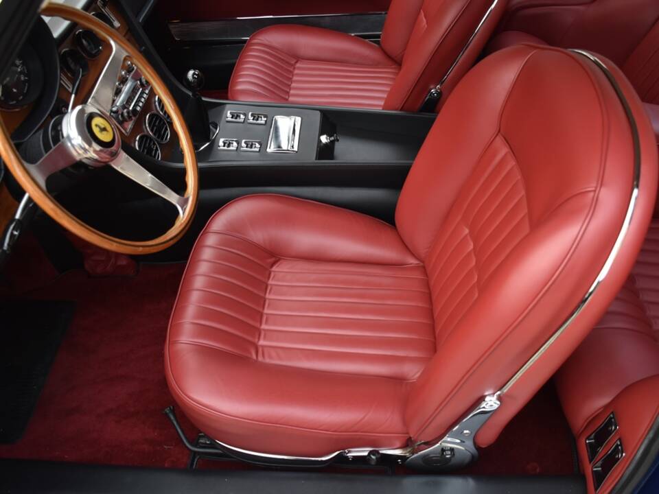 Image 30/55 of Ferrari 365 GT 2+2 (1968)