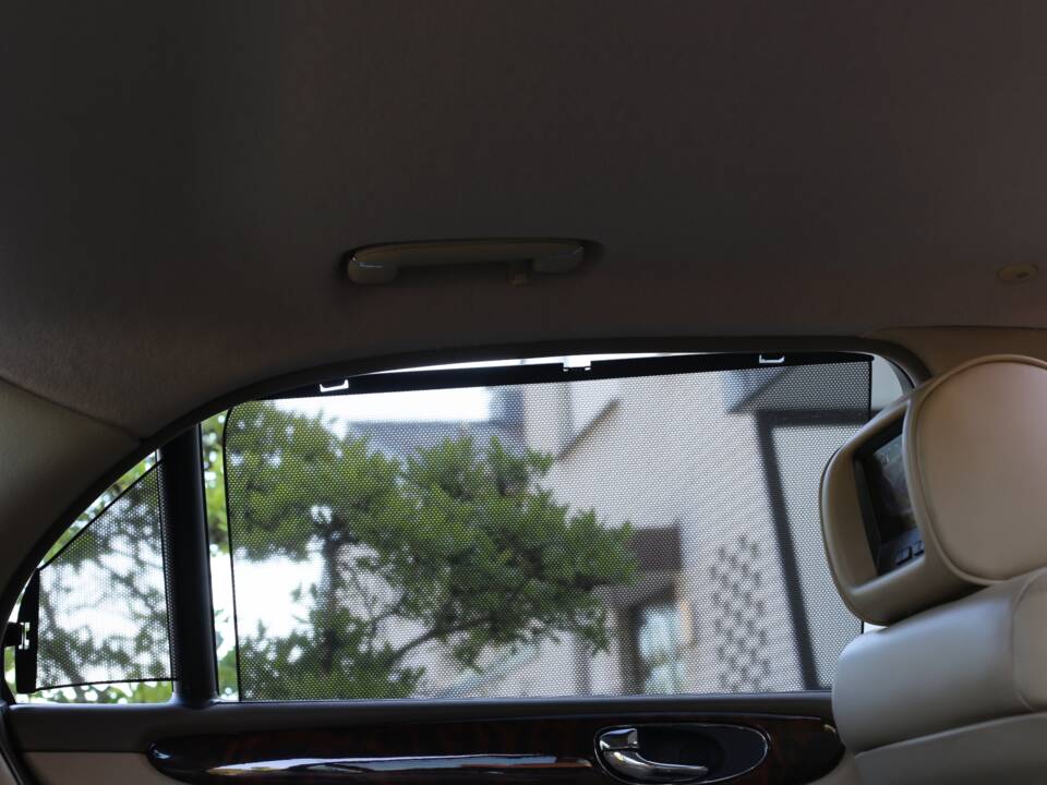 Imagen 65/77 de Jaguar XJ 8 4.2 (2005)