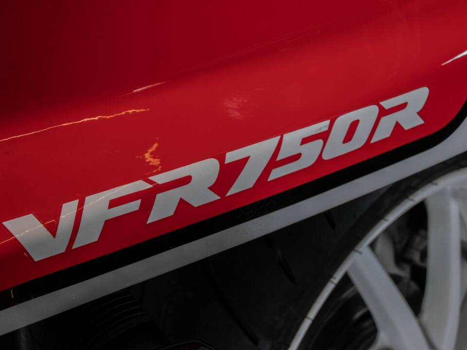 Image 20/29 of Honda VFR 750R RC 30 (1991)