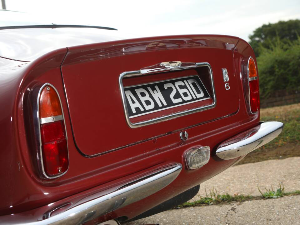 Image 18/23 of Aston Martin DB 6 (1966)