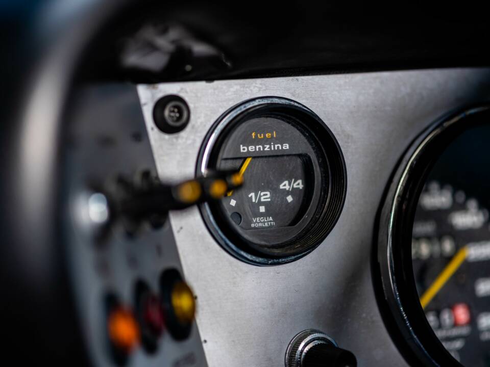Image 14/50 of Ferrari Dino 308 GT4 (1977)