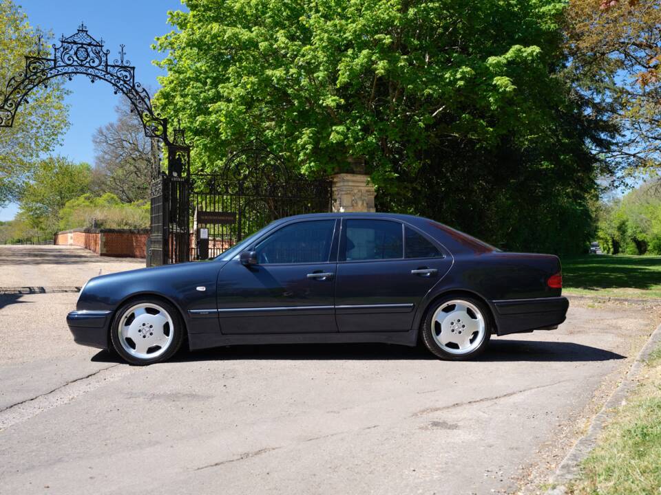Immagine 10/50 di Mercedes-Benz E 55 AMG (1999)