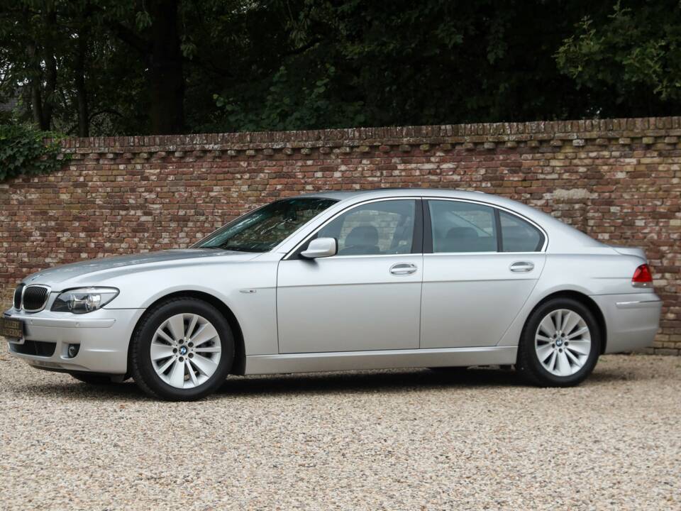Immagine 29/50 di BMW 750i (2007)