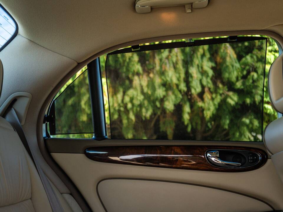 Image 42/50 of Jaguar XJ 8 4.2 (2003)