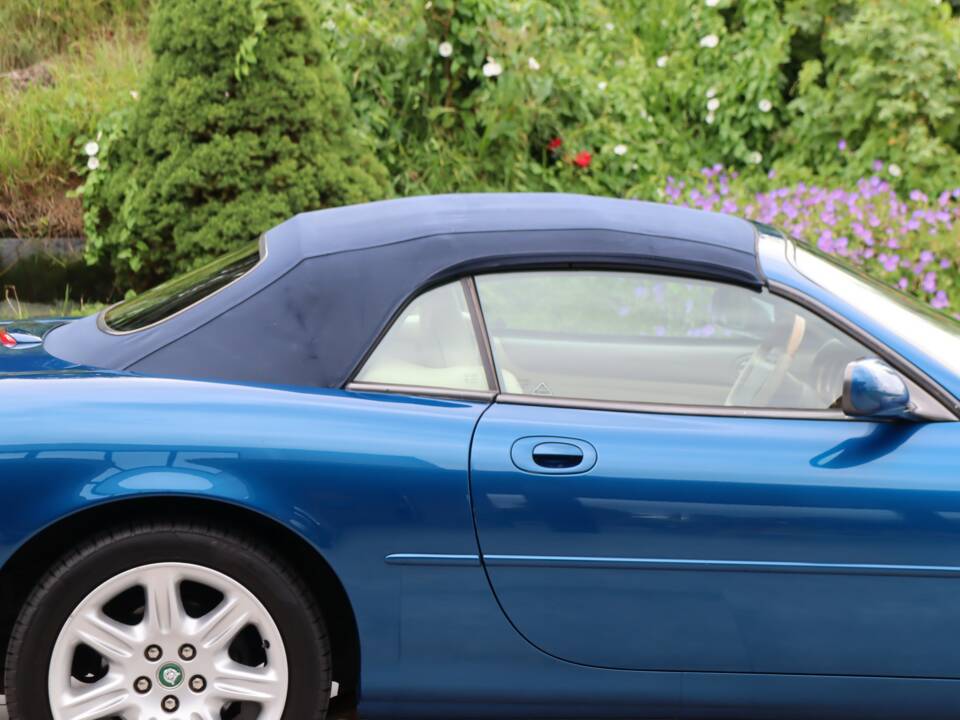 Image 34/50 de Jaguar XK8 4.0 (1997)