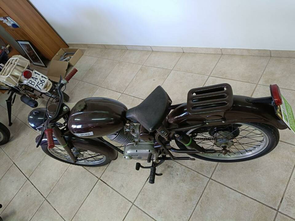 Image 21/32 de Laverda 75 Sport (1954)