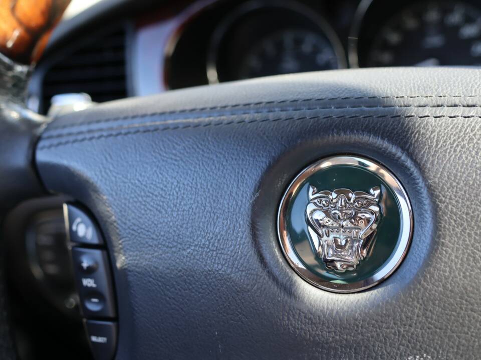 Image 32/50 of Jaguar XJ 8 4.2 (2004)